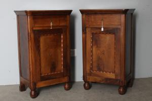 Antica coppia di comodini in noce massello 1820 Carlo X Bologna. Restaurati . Mis L 48 x prof 33 . Altezza 82 